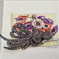 Stor-flot-sløjfe.sølvfarvet-broche-markasitter-gammel-sløjfebroche